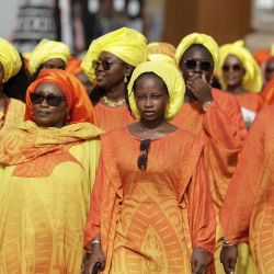 Las *Lingeers* (reinas en wolof) desfilan antes de la llegada de la llama de los Juegos Olímpicos de la Juventud de Dakar 2026. La llama olímpica fue presentada en Dakar —en vísperas de los Juegos Olímpicos de la Juventud (JOJ), que comienzan el 31 de octubre y suponen el primer evento olímpico celebrado en el continente africano— durante una breve ceremonia frente al palacio presidencial que fue retransmitida por la televisión nacional. | Foto:Patrick Meinhardt / AFP