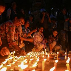 Personas encienden velas al conmemorar un día de luto nacional por las víctimas de las repentinas inundaciones en Katmandú. Nepal observó una jornada de duelo nacional por las víctimas de devastadoras inundaciones de origen glaciar; mientras tanto, las familias de los trabajadores de una central hidroeléctrica —presuntamente atrapados en túneles— oraban para que los equipos de rescate lograran encontrarlos con vida. | Foto:PRAKASH MATHEMA / AFP
