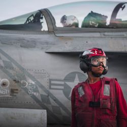 Esta fotografía facilitada por la Marina de los EE. UU. muestra a un marinero estadounidense tras revisar el armamento de un F/A-18 Super Hornet —perteneciente al Escuadrón de Caza y Ataque (VFA) 102— en la cubierta de vuelo del portaaviones clase Nimitz USS George Washington (CVN 73). El Grupo de Ataque del Portaaviones USS George H.W. Bush se encuentra desplegado en el área de operaciones de la 5.ª Flota de EE. UU. para apoyar la seguridad y la estabilidad marítimas en Oriente Medio. | Foto:Oficina de Información de la Marina / AFP
