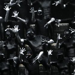 Unos bailarines actúan durante el espectáculo del DJ y productor brasileño Alok en el festival de música Rock in Rio, en el Parque Olímpico de Río 2016, Río de Janeiro, Brasil. | Foto:MAURO PIMENTEL / AFP