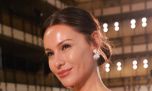 Pampita eleva la tendencia polka dots: lunares, maxivolumen y pura elegancia