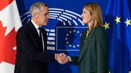 Mark Carney, primer ministro de Canadá, y Roberta Metsola, presidenta del Parlamento Europeo 