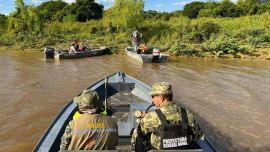 Los inspectores de Recursos Naturales vienen siguiendo el desplazamiento y realizando patrullajes, mientras que Prefectura Naval Argentina participa de los operativos sobre el río.