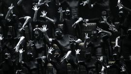 Unos bailarines actúan durante el espectáculo del DJ y productor brasileño Alok en el festival de música Rock in Rio, en el Parque Olímpico de Río 2016, Río de Janeiro, Brasil.