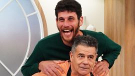 La emoción de Julián Weich al despedir a Momo, su “hijo hippie” luego de su visita para su casamiento secreto