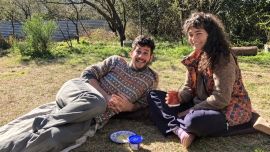 La vida de Ailu, la novia del hijo de Julián Weich, con quien construyó su casa de barro: "Si usaba lo racional, quizás no daba el paso"