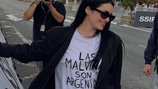 Lali Espósito desembarcó en San Sebastián con una remera con la frase "Las Malvinas son argentinas"