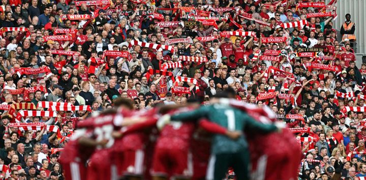 Aficionados cantan antes del inicio del partido de la Premier League inglesa de fútbol entre el Liverpool y el Fulham en Anfield, Liverpool, noroeste de Inglaterra.