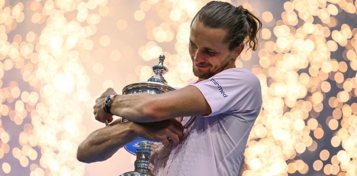 El alemán Alexander Zverev abraza el trofeo tras derrotar al estadounidense Ben Shelton en la final individual masculina del torneo de tenis US Open, en el USTA Billie Jean King National Tennis Center de Nueva York.