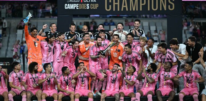 El delantero argentino del Inter Miami, Lionel Messi, levanta el trofeo junto a sus compañeros de equipo tras vencer al Cruz Azul de México en la final de la Campeones Cup, en el Nu Stadium de Miami, Florida.
