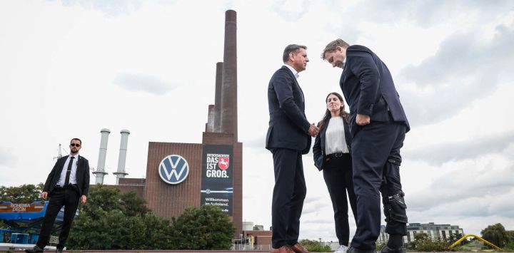 El ministro de Finanzas alemán Lars Klingbeil (derecha), el ministro presidente de Baja Sajonia Olaf Lies (segundo por la izquierda) y la presidenta del comité de empresa central del fabricante de automóviles alemán Volkswagen (VW), Daniela Cavallo (segunda por la derecha), conversan tras una declaración frente a la planta de Volkswagen en Wolfsburgo, Alemania. El gigante automovilístico alemán Volkswagen había anunciado a principios de septiembre de 2026 que la dirección y los sindicatos habían acordado recortar un total de 100.000 empleos para finales de la década, lo que supone la mayor reestructuración en la historia de la industria automotriz mundial.