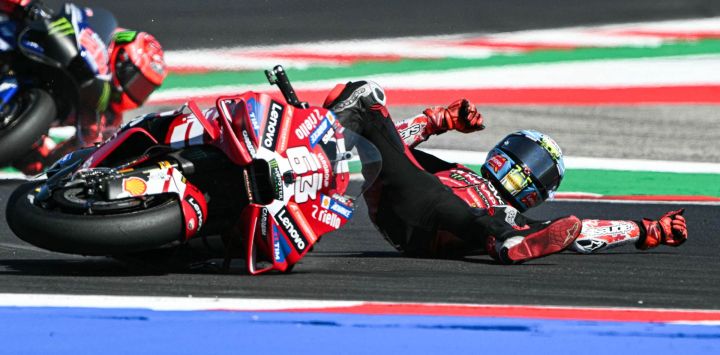 El piloto italiano del equipo Ducati Lenovo, Francesco Bagnaia, cae tras sufrir un accidente durante el Gran Premio de San Marino de MotoGP en el Misano World Circuit Marco Simoncelli, en Misano Adriatico, norte de Italia.