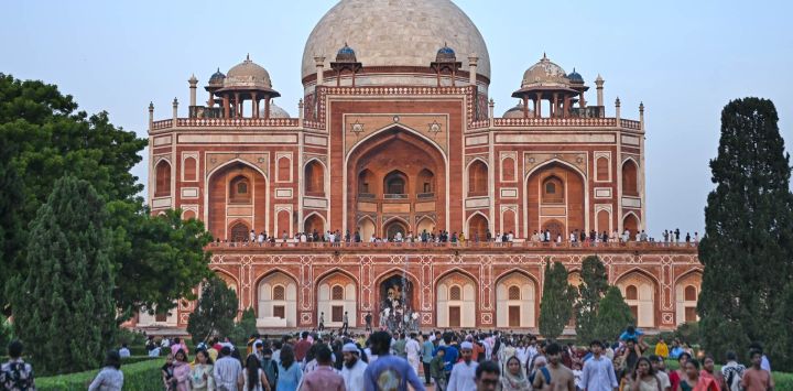 Imagen de personas visitando la Tumba de Humayun, en Nueva Delhi, India. La Tumba de Humayun fue construida originalmente en el siglo XVI e inscrita en la Lista del Patrimonio de la Humanidad por la Organización de las Naciones Unidas para la Educación, la Ciencia y la Cultura en 1993. India es un país con una civilización milenaria. Su capital, Nueva Delhi, situada a orillas del río Yamuna, funciona como el centro político y cultural del país.