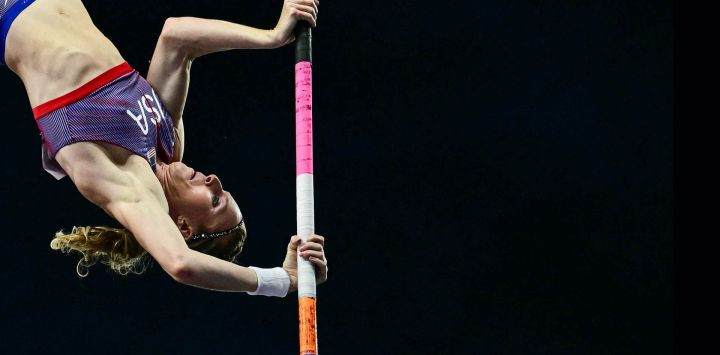 La estadounidense Sandi Morris compite en la final de salto con pértiga femenino durante el World Athletics Ultimate Championship en el Centro Nacional de Atletismo Gyula Zsivotzky, en Budapest.
