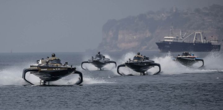 Lanchas de carreras eléctricas compiten en la carrera eliminatoria del Campeonato Mundial E1 Luanda GP 2026 en Marina Baia, Luanda.