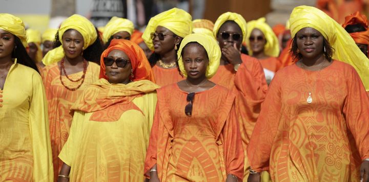 Las *Lingeers* (reinas en wolof) desfilan antes de la llegada de la llama de los Juegos Olímpicos de la Juventud de Dakar 2026. La llama olímpica fue presentada en Dakar —en vísperas de los Juegos Olímpicos de la Juventud (JOJ), que comienzan el 31 de octubre y suponen el primer evento olímpico celebrado en el continente africano— durante una breve ceremonia frente al palacio presidencial que fue retransmitida por la televisión nacional.