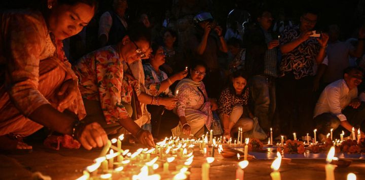 Personas encienden velas al conmemorar un día de luto nacional por las víctimas de las repentinas inundaciones en Katmandú. Nepal observó una jornada de duelo nacional por las víctimas de devastadoras inundaciones de origen glaciar; mientras tanto, las familias de los trabajadores de una central hidroeléctrica —presuntamente atrapados en túneles— oraban para que los equipos de rescate lograran encontrarlos con vida.
