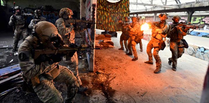 Soldados participan en el ejercicio militar conjunto Rupt'Hure, que involucra a tropas francesas y belgas, en Plombières, este de Bélgica.
