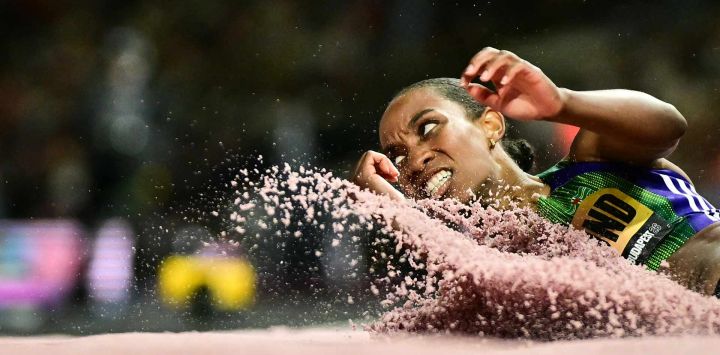 Thea Lafond, compite en la final de triple salto femenino durante el Campeonato Mundial de Atletismo Ultimate en el Centro Nacional de Atletismo Gyula Zsivotzky, en Budapest.