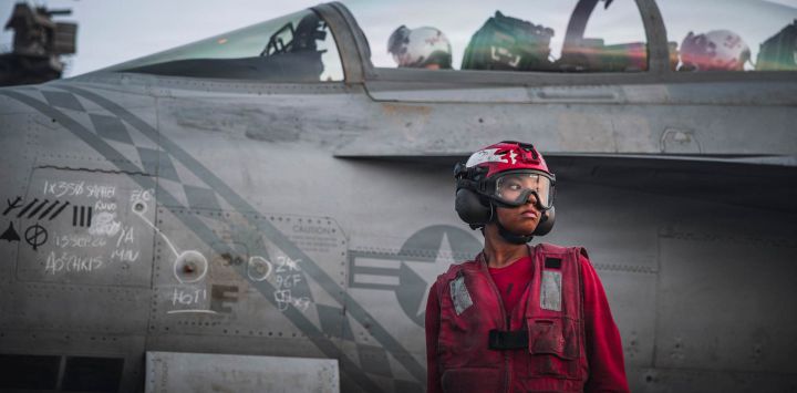 Esta fotografía facilitada por la Marina de los EE. UU. muestra a un marinero estadounidense tras revisar el armamento de un F/A-18 Super Hornet —perteneciente al Escuadrón de Caza y Ataque (VFA) 102— en la cubierta de vuelo del portaaviones clase Nimitz USS George Washington (CVN 73). El Grupo de Ataque del Portaaviones USS George H.W. Bush se encuentra desplegado en el área de operaciones de la 5.ª Flota de EE. UU. para apoyar la seguridad y la estabilidad marítimas en Oriente Medio.