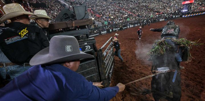 Un vaquero se aferra a las riendas de su toro durante la Festa do Peão de Barretos (Festival de Vaqueros de Barretos) en Barretos, a 430 km de São Paulo, Brasil.