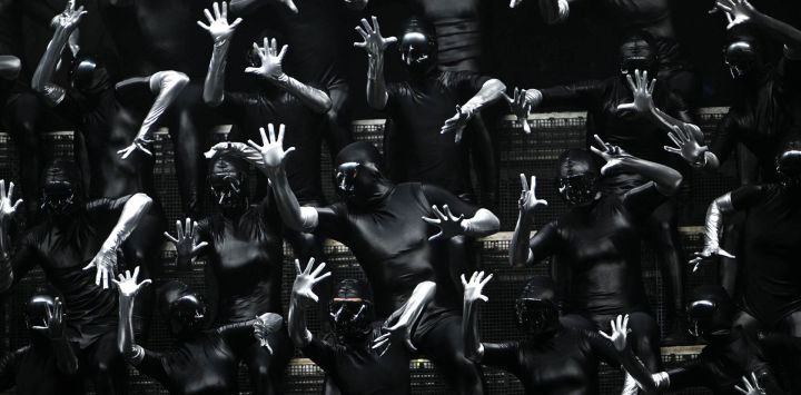 Unos bailarines actúan durante el espectáculo del DJ y productor brasileño Alok en el festival de música Rock in Rio, en el Parque Olímpico de Río 2016, Río de Janeiro, Brasil.