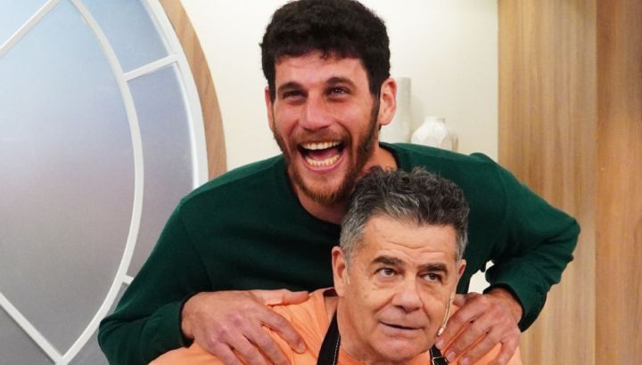 La emoción de Julián Weich al despedir a Momo, su “hijo hippie” luego de su visita para su casamiento secreto