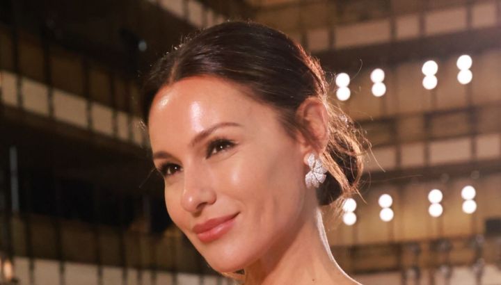 Pampita eleva la tendencia polka dots: lunares, maxivolumen y pura elegancia