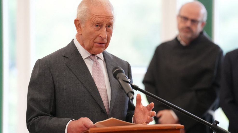 Carlos III (L) de Gran Bretaña
