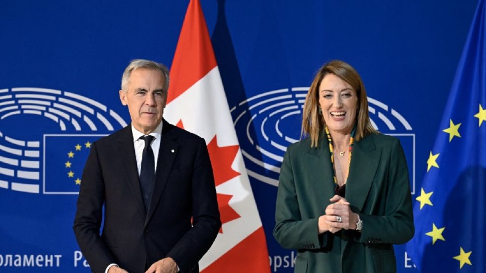  El primer ministro canadiense, Mark Carney junto a la presidenta del Parlamento Europeo, Roberta Metsola
