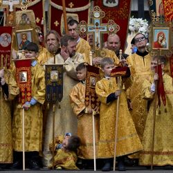 Fieles ortodoxos rusos participan en una procesión religiosa con motivo del 302.º aniversario del traslado de las reliquias de San Alejandro Nevski —considerado protector celestial de San Petersburgo— en el centro de la ciudad. | Foto:OLGA MALTSEVA / AFP
