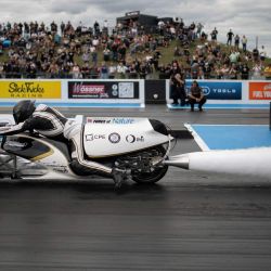 El piloto Graham Sykes compite con su motocicleta propulsada por cohete de vapor, denominada "Force of Nature", en el evento de carreras de aceleración Euro Finals en el circuito Santa Pod Raceway, cerca de Wellingborough, centro de Inglaterra. | Foto:OLI SCARFF / AFP