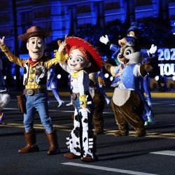 Imagen de un grupo artístico del Shanghai Disneyland Resort realizando una presentación durante el desfile del Festival de Turismo de Shanghai, en el este de China. | Foto:Xinhua/Fang Zhe