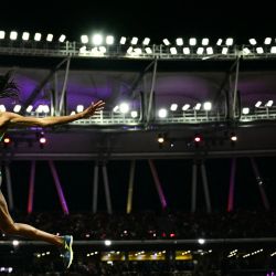 La senegalesa Saly Sarr compite en la final de triple salto femenino durante el Campeonato Mundial de Atletismo Ultimate en el Centro Nacional de Atletismo Gyula Zsivotzky, en Budapest. | Foto:Ben Stansall / AFP