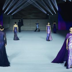 Modelos presentan creaciones de LOOLAYY & ZHUZIYU durante la ceremonia de clausura de la Semana de la Moda de China 2026, en Beijing, capital de China. | Foto:Xinhua/Gao Jing