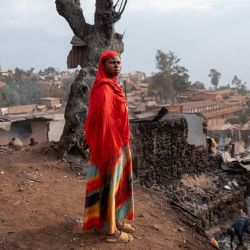 Una joven observa la escena mientras permanece entre los escombros dejados por un incendio en Bukavu. El jueves se declaró un incendio en una escuela de Bukavu, ciudad situada en el este de la República Democrática del Congo, lo que provocó una estampida en la que murieron al menos 14 niños, según informaron fuentes locales y sanitarias. | Foto:Jospin Mwisha / AFP