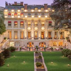 El Palacio Duhau – Park Hyatt Buenos Aires cumple 20 años combinando la elegancia de su arquitectura neoclásica con un liderazgo femenino que redefinió el concepto del lujo. 