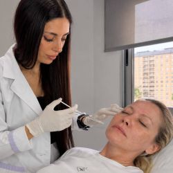 La Dra. Carla Iacono analiza las claves para abordar la menopausia, la terapia hormonal y el cuidado de la piel con un enfoque integral y regenerativo. 