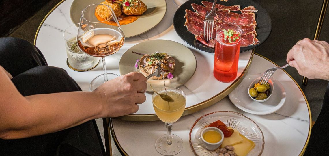 Dónde tomar un buen aperitivo: propuestas para brindar antes de la cena