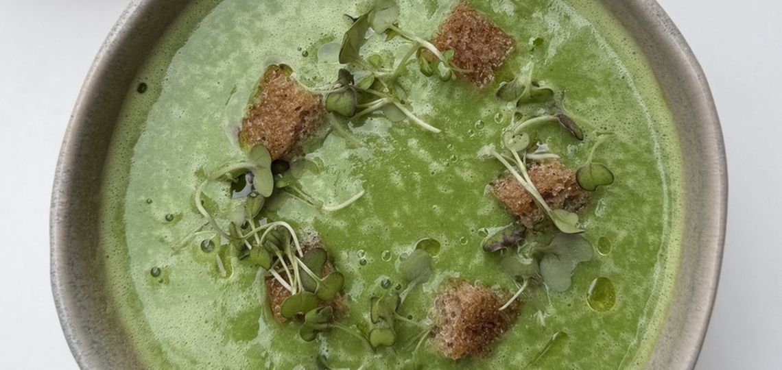 Sopa de arvejas y espinaca: una receta fácil, nutritiva y perfecta para la primavera