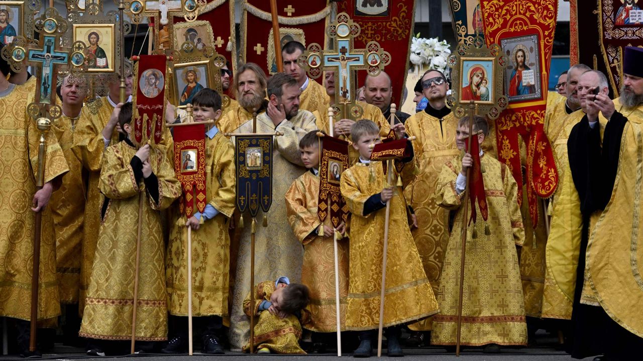 Fieles ortodoxos rusos participan en una procesión religiosa con motivo del 302.º aniversario del traslado de las reliquias de San Alejandro Nevski —considerado protector celestial de San Petersburgo— en el centro de la ciudad. | Foto:OLGA MALTSEVA / AFP
