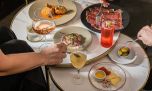 Dónde tomar un buen aperitivo: propuestas para brindar antes de la cena
