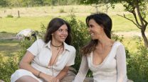 India Arana sigue los pasos de su madre, María Susini y muestra una de sus habilidades en las playas de Indonesia