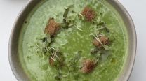 Sopa de arvejas y espinaca: una receta fácil, nutritiva y perfecta para la primavera