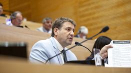 El radical Matías Gvozdenovich en sesión de la Unicameral