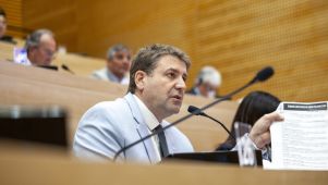 El radical Matías Gvozdenovich en sesión de la Unicameral