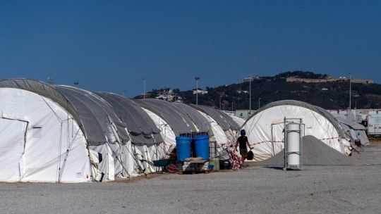 Estampida, avalanchas y caos durante el traslado de miles de migrantes marroquíes a un campamento temporario en Ceuta