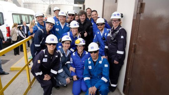 Milei visitó Bahía Blanca para mostrar las inversiones del RIGI: recorrió la planta de Mega