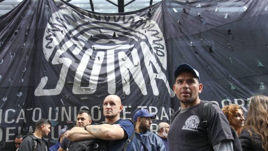 La Justicia ordenó desalojar la planta de Fate: el Sindicato Único de Trabajadores del Neumático organizó un "abrazo" para las 10