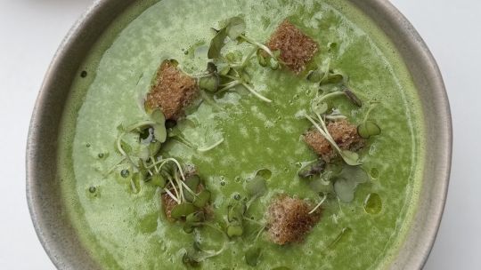 Sopa de arvejas y espinaca: una receta fácil, nutritiva y perfecta para la primavera